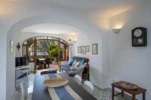 un salon avec un canapé et une table dans l'établissement Casa di Nonno Mario, à Praiano
