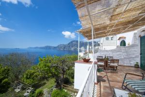 un balcon avec vue sur l'eau dans l'établissement Casa di Nonno Mario, à Praiano