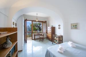 une chambre avec un lit, un bureau et une table dans l'établissement Casa di Nonno Mario, à Praiano