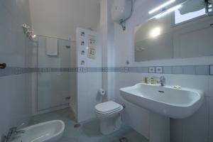 une salle de bains blanche avec toilettes et lavabo dans l'établissement Casa di Nonno Mario, à Praiano 29 autres photos
