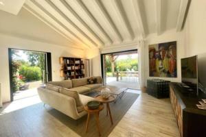 una sala de estar con un sofá y una mesa en Villa à Marina di Fiori - 8 pers, en Porto Vecchio