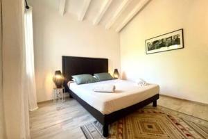 Un dormitorio con una cama grande en una habitación. en Villa à Marina di Fiori - 8 pers, en Porto Vecchio 25 fotos más