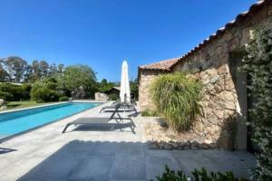 Una villa con piscina y un edificio. en Villa à Marina di Fiori - 8 pers, en Porto Vecchio