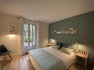 una camera da letto con un letto grande e una finestra di Villa Casa Julia au Moulleau PYLA SUR MER ad Arcachon