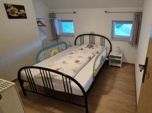 a small bedroom with a bed and a window at Ferienwohnungen Wagenradl Stubenberg in Stubenberg