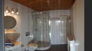 Koupelna v ubytování Haus Delphin + 33 fotografií