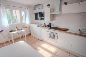 Kuchnia lub aneks kuchenny w obiekcie Lumineux Studio tout équipé