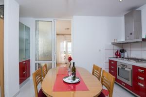 Kuchyň nebo kuchyňský kout v ubytování Apartments Marina