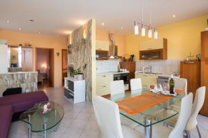 Kuchyň nebo kuchyňský kout v ubytování Apartments Marina