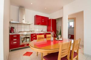 Kuchyň nebo kuchyňský kout v ubytování Apartments Marina