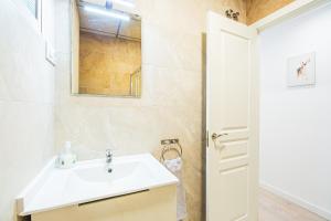 A bathroom at CARTAGENAFLATS, Apartamentos San Francisco