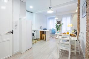 A kitchen or kitchenette at CARTAGENAFLATS, Apartamentos San Francisco