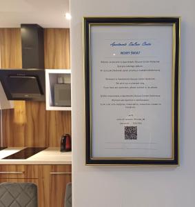 Una imagen de un menú en una pared de una cocina. en Apartments DeLuxe Center NOWY ŚWIAT, en Białystok