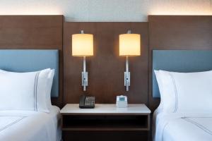 Ένα ή περισσότερα κρεβάτια σε δωμάτιο στο EVEN Hotel Bozeman Yellowstone Intl Arpt by IHG