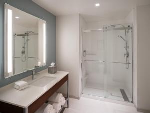 Ένα μπάνιο στο EVEN Hotel Bozeman Yellowstone Intl Arpt by IHG