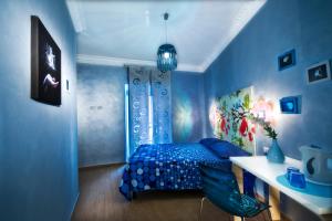 um quarto azul com uma cama e uma secretária em Domus Diana em Roma