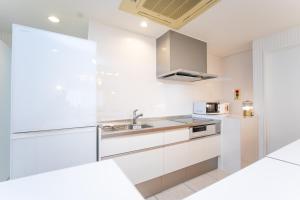 Kuchyň nebo kuchyňský kout v ubytování Miraie Awaji Kuruma95