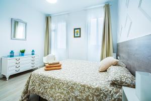 A bed or beds in a room at CARTAGENAFLATS, Apartamentos San Francisco