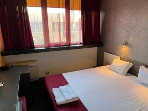 A bed or beds in a room at Hotel Dunav