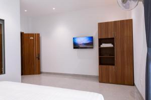 フエにあるRuby Mini Hotelのベッドルーム1室(ベッド1台付)、木製キャビネットが備わります。 +37枚の写真