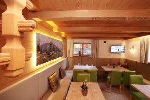 Televízia a/alebo spoločenská miestnosť v ubytovaní Premium Chalet Andrea
