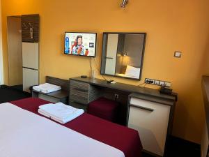 A bed or beds in a room at Hotel Dunav