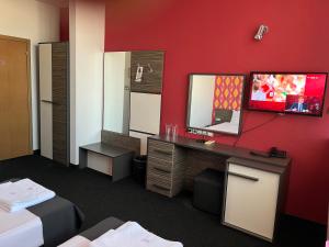 A television and/or entertainment centre at Hotel Dunav