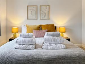 Un pat sau paturi într-o cameră la Family Holiday Home with Hot Tub & Sauna Sleeps 8