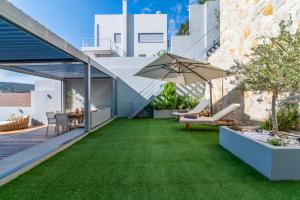 Κήπος έξω από το Villa Azzura with sea view & private pool at Athens Riviera