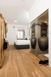 Łóżko lub łóżka w pokoju w obiekcie Hotel & Gourmetwirtshaus Kirchenwirt seit 1326