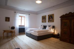 Łóżko lub łóżka w pokoju w obiekcie Hotel & Gourmetwirtshaus Kirchenwirt seit 1326