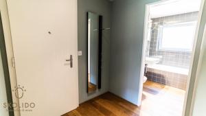 une salle de bain avec toilettes et lavabo dans l'établissement Haus Luchre Zermatt Wohnung mit Matterhornblick, à Zermatt