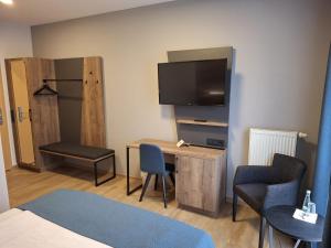 TV a/nebo společenská místnost v ubytování Hotel am Hardtsee
