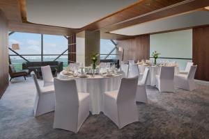 Un restaurante u otro lugar para comer en Vignette Collection Shanghai Snow World Hotel by IHG