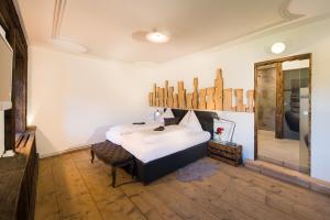 Łóżko lub łóżka w pokoju w obiekcie Hotel & Gourmetwirtshaus Kirchenwirt seit 1326