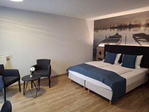 Postel nebo postele na pokoji v ubytování Hotel am Hardtsee