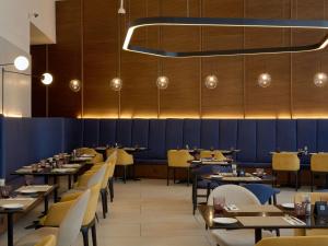 Um restaurante ou outro lugar para comer em Pullman Lima San Isidro