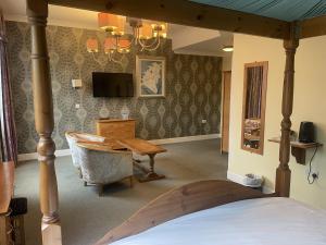 a bedroom with a bed and a desk and a television at Hotel 1843 Reading in Reading +13 photos