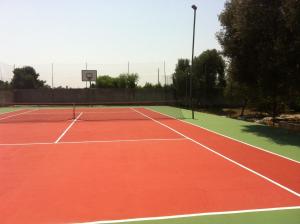 - un court de tennis avec un filet dans l'établissement La Chiesura, à Galugnano