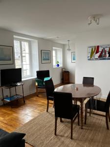 Μια τηλεόραση ή/και κέντρο ψυχαγωγίας στο Appartement vue Mer Giraud 1 Dinard