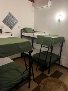 Rúm í herbergi á Hari Hari Hostel