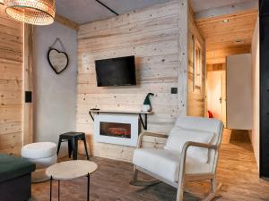 Un televizor și/sau centru de divertisment la Arc 2000 - appartement ou studio avec balcon et vue