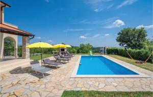 basen z leżakami i parasolami w ogrodzie w obiekcie Four-Bedroom Holiday Home In Bregi w mieście Katun Gračanski +30 zdjęć