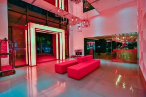 a living room with a red couch in a room at Radisson RED Campinas in Campinas
