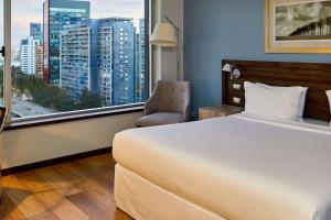 Postel nebo postele na pokoji v ubytování Radisson Blu Plaza El Bosque Santiago