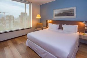 Postel nebo postele na pokoji v ubytování Radisson Blu Plaza El Bosque Santiago