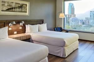 Postel nebo postele na pokoji v ubytování Radisson Blu Plaza El Bosque Santiago