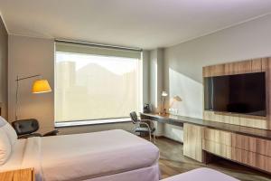 TV a/nebo společenská místnost v ubytování Radisson Blu Plaza El Bosque Santiago