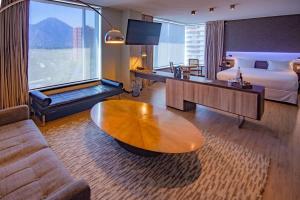 Postel nebo postele na pokoji v ubytování Radisson Blu Plaza El Bosque Santiago