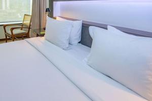 Postel nebo postele na pokoji v ubytování Radisson Blu Plaza El Bosque Santiago